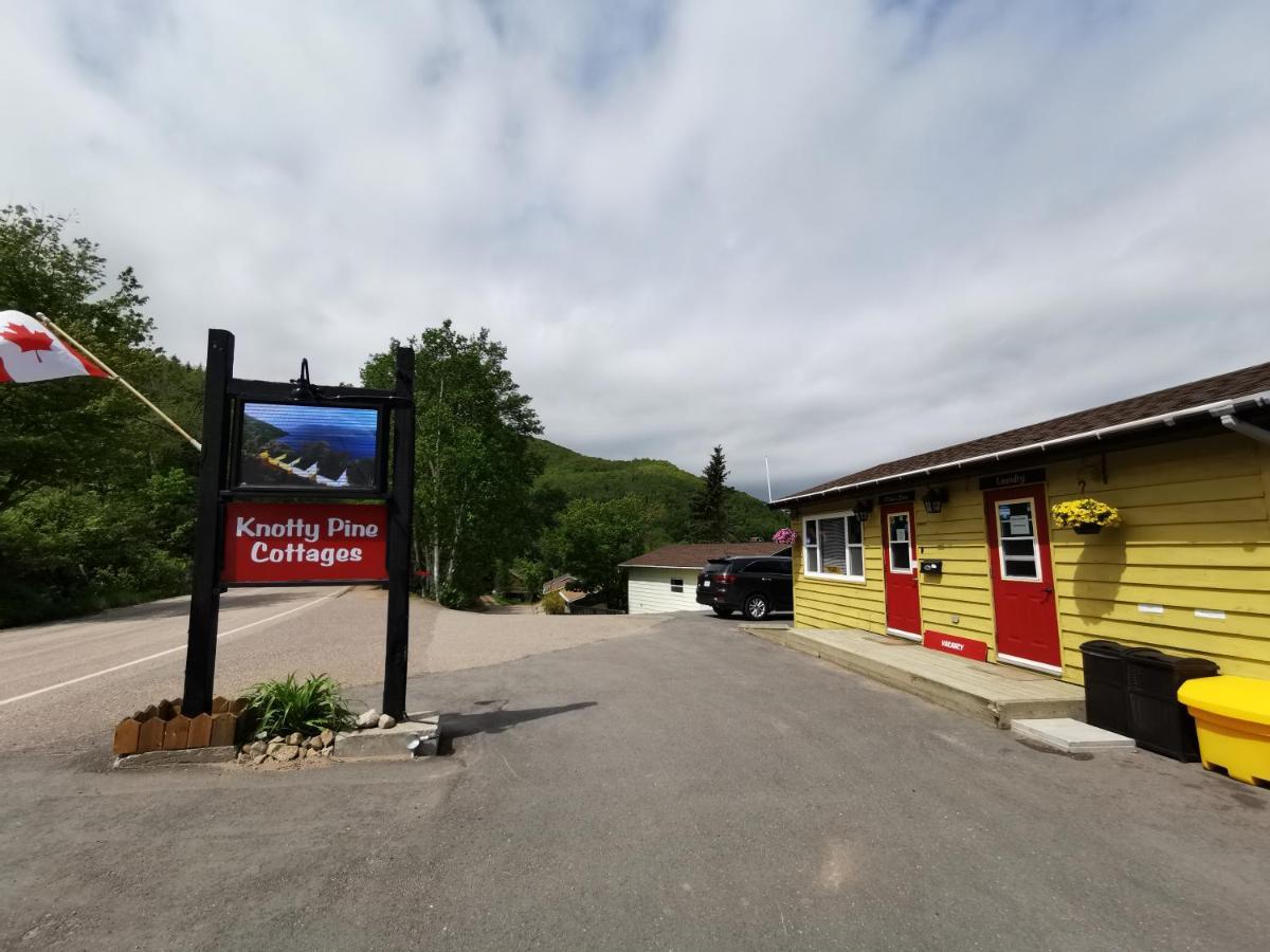 Knotty Pine Cottages, Suites & Motel Rooms Ingonish Exteriér fotografie